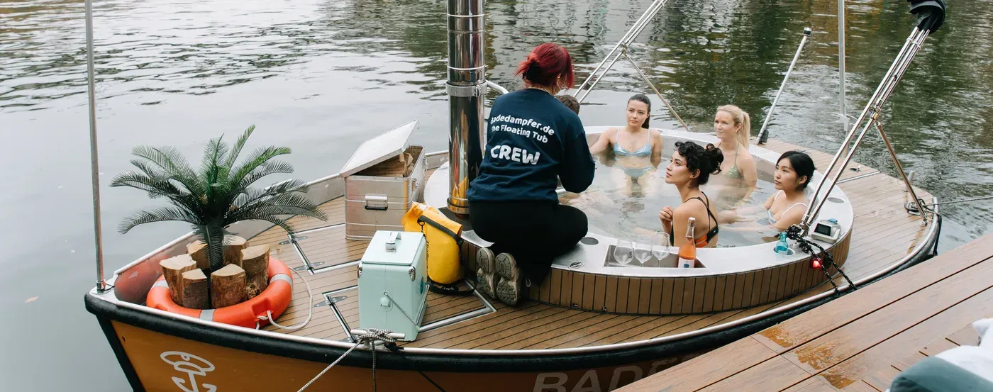 Die Badedampfer-Crew betreut Gäste am Steg