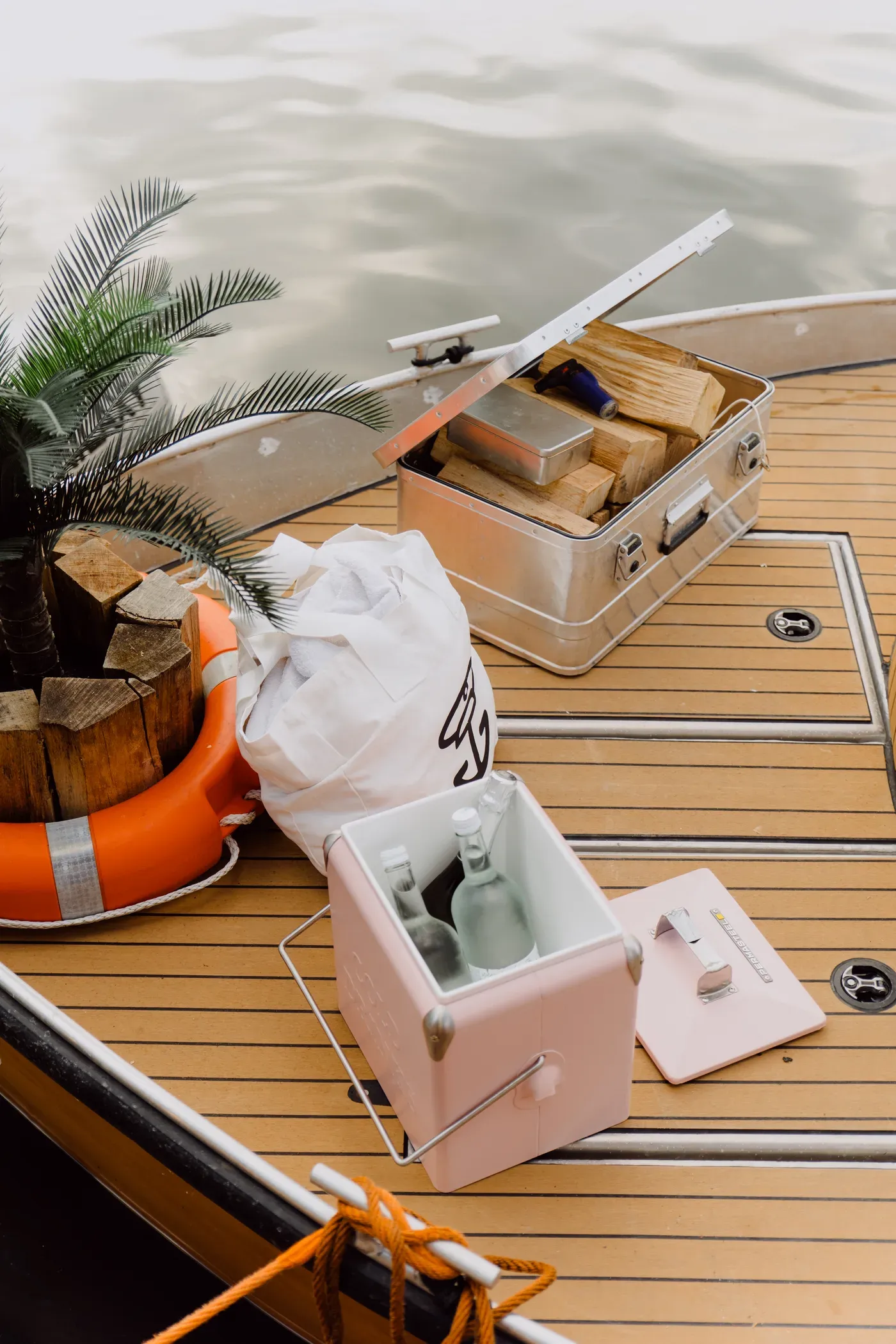 Geschenkbox mit Badedampfer-Gutschein auf dem Bootsdeck