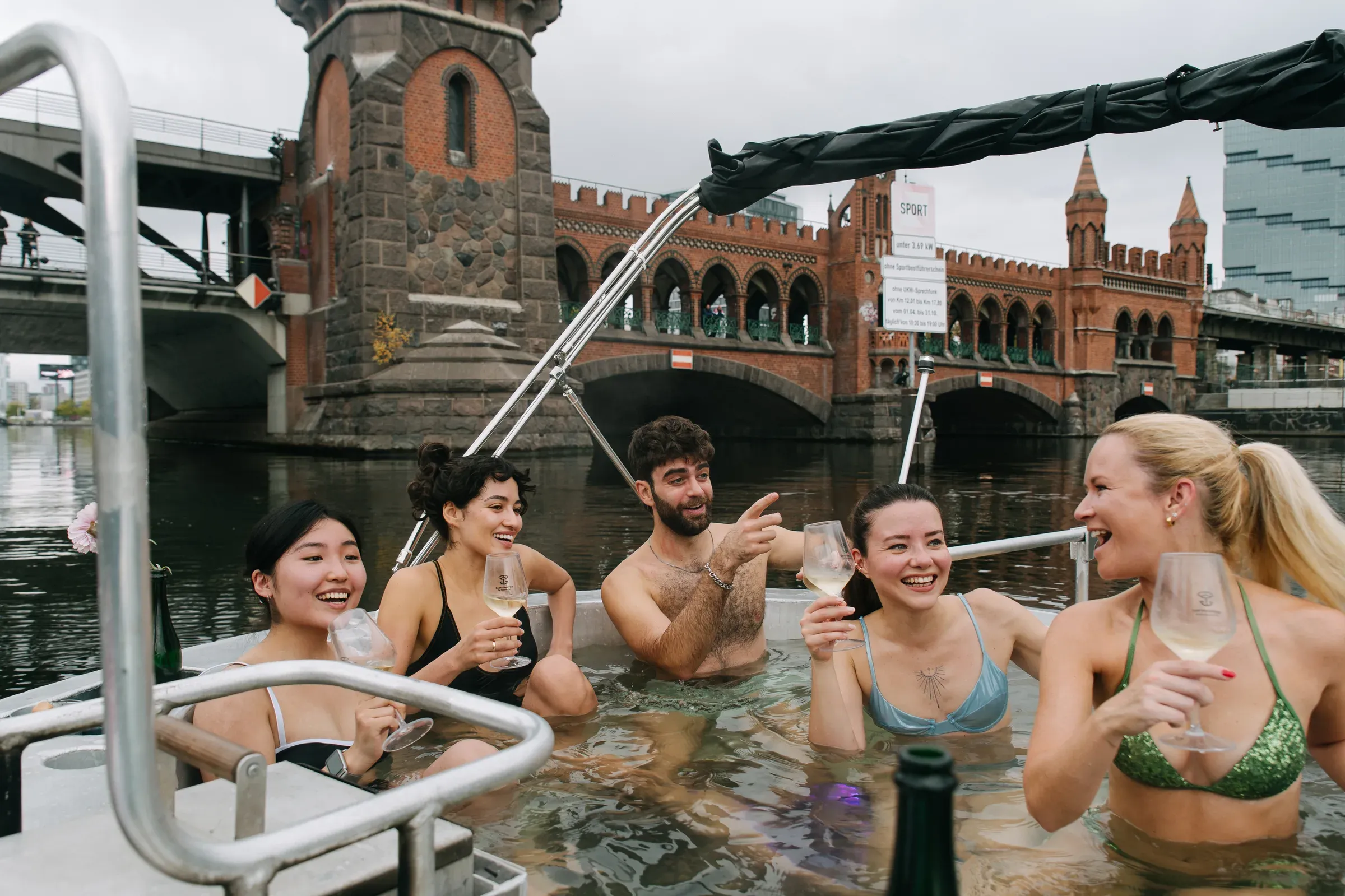 Freunde stoßen im Badedampfer vor der Oberbaumbrücke an