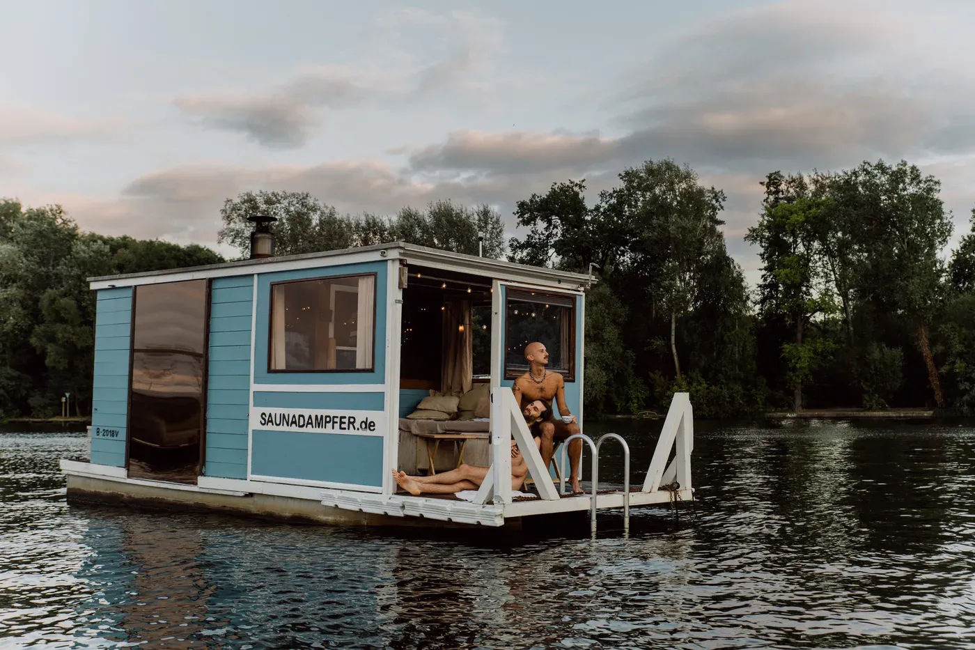 Der blaue Saunadampfer auf der Spree mit Badeleiter
